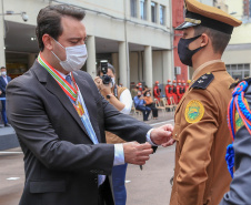 O governador Carlos Massa Ratinho Junior participou nesta sexta-feira (29) da troca do comando-geral do Corpo de Bombeiros do Paraná. Depois de dois anos como comandante, o coronel Samuel Prestes dá lugar ao coronel Gerson Gross, que até então respondia pelo comando da Academia Policial Militar do Guatupê.  -  Curitiba, 29/01/2021  -  Foto: Valdelino Alves Pontes