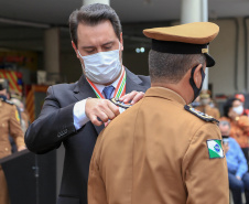 O governador Carlos Massa Ratinho Junior participou nesta sexta-feira (29) da troca do comando-geral do Corpo de Bombeiros do Paraná. Depois de dois anos como comandante, o coronel Samuel Prestes dá lugar ao coronel Gerson Gross, que até então respondia pelo comando da Academia Policial Militar do Guatupê.  -  Curitiba, 29/01/2021  -  Foto: Valdelino Alves Pontes