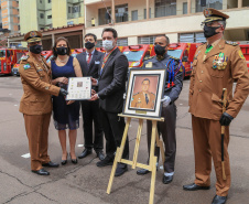 O governador Carlos Massa Ratinho Junior participou nesta sexta-feira (29) da troca do comando-geral do Corpo de Bombeiros do Paraná. Depois de dois anos como comandante, o coronel Samuel Prestes dá lugar ao coronel Gerson Gross, que até então respondia pelo comando da Academia Policial Militar do Guatupê.  -  Curitiba, 29/01/2021  -  Foto: Valdelino Alves Pontes