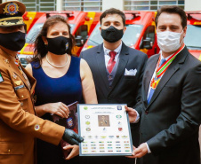 O governador Carlos Massa Ratinho Junior participou nesta sexta-feira (29) da troca do comando-geral do Corpo de Bombeiros do Paraná. Depois de dois anos como comandante, o coronel Samuel Prestes dá lugar ao coronel Gerson Gross, que até então respondia pelo comando da Academia Policial Militar do Guatupê.  -  Curitiba, 29/01/2021  -  Foto: Jonathan Campos/AEN