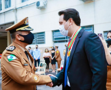 O governador Carlos Massa Ratinho Junior participou nesta sexta-feira (29) da troca do comando-geral do Corpo de Bombeiros do Paraná. Depois de dois anos como comandante, o coronel Samuel Prestes dá lugar ao coronel Gerson Gross, que até então respondia pelo comando da Academia Policial Militar do Guatupê.  -  Curitiba, 29/01/2021  -  Foto: Jonathan Campos/AEN