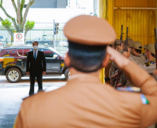O governador Carlos Massa Ratinho Junior participou nesta sexta-feira (29) da troca do comando-geral do Corpo de Bombeiros do Paraná. Depois de dois anos como comandante, o coronel Samuel Prestes dá lugar ao coronel Gerson Gross, que até então respondia pelo comando da Academia Policial Militar do Guatupê.  -  Curitiba, 29/01/2021  -  Foto: Jonathan Campos/AEN