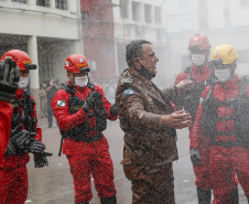 O governador Carlos Massa Ratinho Junior participou nesta sexta-feira (29) da troca do comando-geral do Corpo de Bombeiros do Paraná. Depois de dois anos como comandante, o coronel Samuel Prestes dá lugar ao coronel Gerson Gross, que até então respondia pelo comando da Academia Policial Militar do Guatupê.  -  Curitiba, 29/01/2021  -  Foto: Jonathan Campos/AEN