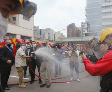 O governador Carlos Massa Ratinho Junior participou nesta sexta-feira (29) da troca do comando-geral do Corpo de Bombeiros do Paraná. Depois de dois anos como comandante, o coronel Samuel Prestes dá lugar ao coronel Gerson Gross, que até então respondia pelo comando da Academia Policial Militar do Guatupê.  -  Curitiba, 29/01/2021  -  Foto: Jonathan Campos/AEN