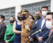 O governador Carlos Massa Ratinho Junior participou nesta sexta-feira (29) da troca do comando-geral do Corpo de Bombeiros do Paraná. Depois de dois anos como comandante, o coronel Samuel Prestes dá lugar ao coronel Gerson Gross, que até então respondia pelo comando da Academia Policial Militar do Guatupê.  -  Curitiba, 29/01/2021  -  Foto: Jonathan Campos/AEN