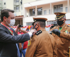 O governador Carlos Massa Ratinho Junior participou nesta sexta-feira (29) da troca do comando-geral do Corpo de Bombeiros do Paraná. Depois de dois anos como comandante, o coronel Samuel Prestes dá lugar ao coronel Gerson Gross, que até então respondia pelo comando da Academia Policial Militar do Guatupê.  -  Curitiba, 29/01/2021  -  Foto: Jonathan Campos/AEN