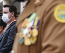 O governador Carlos Massa Ratinho Junior participou nesta sexta-feira (29) da troca do comando-geral do Corpo de Bombeiros do Paraná. Depois de dois anos como comandante, o coronel Samuel Prestes dá lugar ao coronel Gerson Gross, que até então respondia pelo comando da Academia Policial Militar do Guatupê.  -  Curitiba, 29/01/2021  -  Foto: Jonathan Campos/AEN