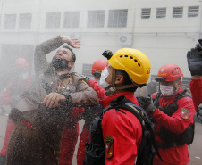 O governador Carlos Massa Ratinho Junior participou nesta sexta-feira (29) da troca do comando-geral do Corpo de Bombeiros do Paraná. Depois de dois anos como comandante, o coronel Samuel Prestes dá lugar ao coronel Gerson Gross, que até então respondia pelo comando da Academia Policial Militar do Guatupê.  -  Curitiba, 29/01/2021  -  Foto: Jonathan Campos/AEN