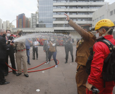 O governador Carlos Massa Ratinho Junior participou nesta sexta-feira (29) da troca do comando-geral do Corpo de Bombeiros do Paraná. Depois de dois anos como comandante, o coronel Samuel Prestes dá lugar ao coronel Gerson Gross, que até então respondia pelo comando da Academia Policial Militar do Guatupê.  -  Curitiba, 29/01/2021  -  Foto: Jonathan Campos/AEN