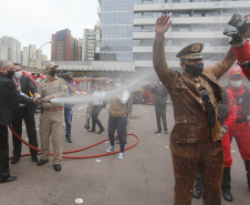 O governador Carlos Massa Ratinho Junior participou nesta sexta-feira (29) da troca do comando-geral do Corpo de Bombeiros do Paraná. Depois de dois anos como comandante, o coronel Samuel Prestes dá lugar ao coronel Gerson Gross, que até então respondia pelo comando da Academia Policial Militar do Guatupê.  -  Curitiba, 29/01/2021  -  Foto: Jonathan Campos/AEN