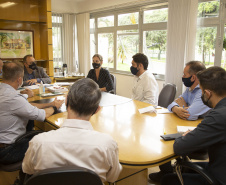 O reitor da Universidade Estadual de Maringá (UEM), Julio César Damasceno, se reuniu com o prefeito de Ângulo, Rogério Aparecido Bernardo, que preside a Associação dos Municípios do Setentrião Paranaense (Amusep). Na ocasião, foi discutida a realização de uma pesquisa sobre as oportunidades econômicas existentes em 30 cidades das regiões norte e noroeste do Paraná, que compõem a jurisdição da Amusep. - Maringá, 28/-1/2021  -  Foto: Divulgação UEM