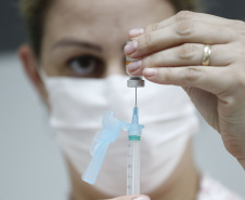As 399 prefeituras do Paraná vacinaram 136.226 pessoas contra a Covid-19 até esta sexta-feira (29), o que representa 62,1% das 219.271 doses distribuídas pelo Governo do Estado até o momento. Os imunizantes foram aplicados em profissionais de saúde, pessoas em Instituições de Longa Permanência para Idosos (ILPI), pessoas com deficiência severa e indígenas.  -  Foto: Jonathan Campos