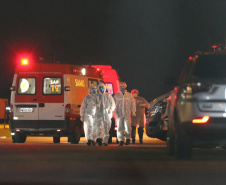 O Governo do Paraná recebe 14 pacientes com Covid-19, neste domingo (31), transferidos de Manaus (AM), Região Norte do País.  Apos o desembarque  no Aeroporto Internacional Afonso Pena, em São José dos Pinhais, eles serão encaminhados para tratamento no Hospital do Rocio, em Campo Largo.31/01/2021 - Foto: Geraldo Bubniak/AEN