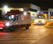 O Governo do Paraná recebe 14 pacientes com Covid-19, neste domingo (31), transferidos de Manaus (AM), Região Norte do País.  Apos o desembarque  no Aeroporto Internacional Afonso Pena, em São José dos Pinhais, eles serão encaminhados para tratamento no Hospital do Rocio, em Campo Largo.31/01/2021 - Foto: Geraldo Bubniak/AEN