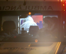 O Governo do Paraná recebe 14 pacientes com Covid-19, neste domingo (31), transferidos de Manaus (AM), Região Norte do País.  Apos o desembarque  no Aeroporto Internacional Afonso Pena, em São José dos Pinhais, eles serão encaminhados para tratamento no Hospital do Rocio, em Campo Largo.31/01/2021 - Foto: Geraldo Bubniak/AEN