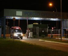 O Governo do Paraná recebe 14 pacientes com Covid-19, neste domingo (31), transferidos de Manaus (AM), Região Norte do País.  Apos o desembarque  no Aeroporto Internacional Afonso Pena, em São José dos Pinhais, eles serão encaminhados para tratamento no Hospital do Rocio, em Campo Largo.31/01/2021 - Foto: Geraldo Bubniak/AEN