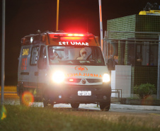 O Governo do Paraná recebe 14 pacientes com Covid-19, neste domingo (31), transferidos de Manaus (AM), Região Norte do País.  Apos o desembarque  no Aeroporto Internacional Afonso Pena, em São José dos Pinhais, eles serão encaminhados para tratamento no Hospital do Rocio, em Campo Largo.31/01/2021 - Foto: Geraldo Bubniak/AEN