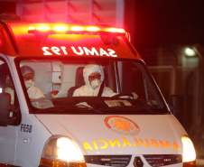O Governo do Paraná recebe 14 pacientes com Covid-19, neste domingo (31), transferidos de Manaus (AM), Região Norte do País.  Apos o desembarque  no Aeroporto Internacional Afonso Pena, em São José dos Pinhais, eles serão encaminhados para tratamento no Hospital do Rocio, em Campo Largo.31/01/2021 - Foto: Geraldo Bubniak/AEN