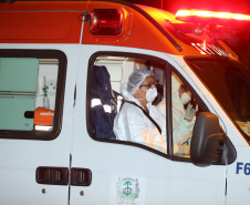O Governo do Paraná recebe 14 pacientes com Covid-19, neste domingo (31), transferidos de Manaus (AM), Região Norte do País.  Apos o desembarque  no Aeroporto Internacional Afonso Pena, em São José dos Pinhais, eles serão encaminhados para tratamento no Hospital do Rocio, em Campo Largo.31/01/2021 - Foto: Geraldo Bubniak/AEN