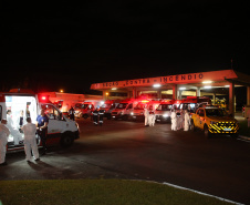 O Governo do Paraná recebe 14 pacientes com Covid-19, neste domingo (31), transferidos de Manaus (AM), Região Norte do País.  Apos o desembarque  no Aeroporto Internacional Afonso Pena, em São José dos Pinhais, eles serão encaminhados para tratamento no Hospital do Rocio, em Campo Largo.31/01/2021 - Foto: Geraldo Bubniak/AEN