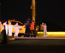 O Governo do Paraná recebe 14 pacientes com Covid-19, neste domingo (31), transferidos de Manaus (AM), Região Norte do País.  Apos o desembarque  no Aeroporto Internacional Afonso Pena, em São José dos Pinhais, eles serão encaminhados para tratamento no Hospital do Rocio, em Campo Largo.31/01/2021 - Foto: Geraldo Bubniak/AEN