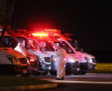O Governo do Paraná recebe 14 pacientes com Covid-19, neste domingo (31), transferidos de Manaus (AM), Região Norte do País.  Apos o desembarque  no Aeroporto Internacional Afonso Pena, em São José dos Pinhais, eles serão encaminhados para tratamento no Hospital do Rocio, em Campo Largo.31/01/2021 - Foto: Geraldo Bubniak/AEN