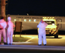 O Governo do Paraná recebe 14 pacientes com Covid-19, neste domingo (31), transferidos de Manaus (AM), Região Norte do País.  Apos o desembarque  no Aeroporto Internacional Afonso Pena, em São José dos Pinhais, eles serão encaminhados para tratamento no Hospital do Rocio, em Campo Largo.31/01/2021 - Foto: Geraldo Bubniak/AEN