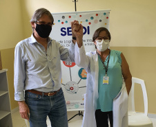 A vacinação contra a Covid-19 foi iniciada no Complexo Médico Penal (CMP), em Pinhais, na última semana. Os imunizantes CoronaVac, produzidos pelo Instituto Butantan em parceria com a farmacêutica Sinovac, foram aplicados pela Secretaria Municipal da Saúde de Pinhais em profissionais da saúde que atuam na unidade do Departamento Penitenciário do Paraná (Depen/PR).  -  Foto: Depen/PR