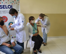A vacinação contra a Covid-19 foi iniciada no Complexo Médico Penal (CMP), em Pinhais, na última semana. Os imunizantes CoronaVac, produzidos pelo Instituto Butantan em parceria com a farmacêutica Sinovac, foram aplicados pela Secretaria Municipal da Saúde de Pinhais em profissionais da saúde que atuam na unidade do Departamento Penitenciário do Paraná (Depen/PR).  -  Foto: Depen/PR