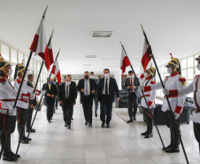 O governador Carlos Massa Ratinho Junior participou nesta segunda-feira (1º) da posse da nova Mesa Diretora da Assembleia Legislativa do Paraná para o biênio 2021/2022. Será a 19ª Legislatura da Casa e a quarta presidência consecutiva do deputado estadual Ademar Traiano.
Foto:Jonathan Campos/AEN