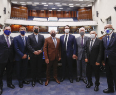 O governador Carlos Massa Ratinho Junior participou nesta segunda-feira (1º) da posse da nova Mesa Diretora da Assembleia Legislativa do Paraná para o biênio 2021/2022. Será a 19ª Legislatura da Casa e a quarta presidência consecutiva do deputado estadual Ademar Traiano.
Foto:Jonathan Campos/AEN