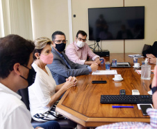 Os secretários de Estado da Saúde, Beto Preto, e da Infraestrutura e Logística, Sandro Alex, participaram nesta quarta-feira (03) de uma reunião com a prefeita de Ponta Grossa, Elizabeth Schmidt, o reitor da Universidade Estadual de Ponta Grossa, Miguel Sanches Neto, os diretores do Hospital Universitário, Sinvaldo Baglie e Ricardo Zanetti