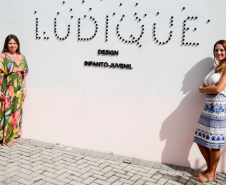 Outro empreendimento apoiado foi a Ludique Design, de Curitiba, das arquitetas Bianca Decker e Maria Fernanda Bagatin, que montaram uma loja colaborativa, em que os lojistas levavam e vendiam o próprio estoque.Foto: Ari Dias/AEN
