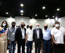 Foz do Iguaçu e Cascavel, no Oeste do Estado, agora têm representações locais da Invest Paraná, agência do promoção e prospecção de novos negócios e investimentos no Estado. A oficialização dessas novas representações foi feita pelo vice-governador Darci Piana nesta quinta-feira (4). Ele assinou termos de cooperação com representantes dos dois municípios.Foto: Camila Tonett