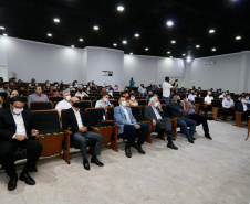 Foz do Iguaçu e Cascavel, no Oeste do Estado, agora têm representações locais da Invest Paraná, agência do promoção e prospecção de novos negócios e investimentos no Estado. A oficialização dessas novas representações foi feita pelo vice-governador Darci Piana nesta quinta-feira (4). Ele assinou termos de cooperação com representantes dos dois municípios.Foto: Camila Tonett