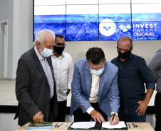 Foz do Iguaçu e Cascavel, no Oeste do Estado, agora têm representações locais da Invest Paraná, agência do promoção e prospecção de novos negócios e investimentos no Estado. A oficialização dessas novas representações foi feita pelo vice-governador Darci Piana nesta quinta-feira (4). Ele assinou termos de cooperação com representantes dos dois municípios.Foto: Camila Tonett