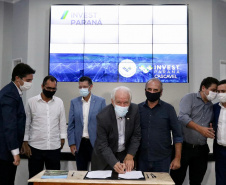 Foz do Iguaçu e Cascavel, no Oeste do Estado, agora têm representações locais da Invest Paraná, agência do promoção e prospecção de novos negócios e investimentos no Estado. A oficialização dessas novas representações foi feita pelo vice-governador Darci Piana nesta quinta-feira (4). Ele assinou termos de cooperação com representantes dos dois municípios.Foto: Camila Tonett