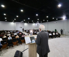 Foz do Iguaçu e Cascavel, no Oeste do Estado, agora têm representações locais da Invest Paraná, agência do promoção e prospecção de novos negócios e investimentos no Estado. A oficialização dessas novas representações foi feita pelo vice-governador Darci Piana nesta quinta-feira (4). Ele assinou termos de cooperação com representantes dos dois municípios.Foto: Camila Tonett