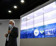 Foz do Iguaçu e Cascavel, no Oeste do Estado, agora têm representações locais da Invest Paraná, agência do promoção e prospecção de novos negócios e investimentos no Estado. A oficialização dessas novas representações foi feita pelo vice-governador Darci Piana nesta quinta-feira (4). Ele assinou termos de cooperação com representantes dos dois municípios.Foto: Camila Tonett