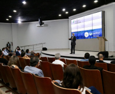 Foz do Iguaçu e Cascavel, no Oeste do Estado, agora têm representações locais da Invest Paraná, agência do promoção e prospecção de novos negócios e investimentos no Estado. A oficialização dessas novas representações foi feita pelo vice-governador Darci Piana nesta quinta-feira (4). Ele assinou termos de cooperação com representantes dos dois municípios.Foto: Camila Tonett