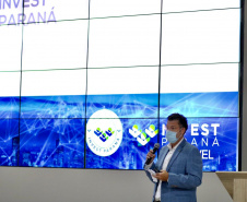 Foz do Iguaçu e Cascavel, no Oeste do Estado, agora têm representações locais da Invest Paraná, agência do promoção e prospecção de novos negócios e investimentos no Estado. A oficialização dessas novas representações foi feita pelo vice-governador Darci Piana nesta quinta-feira (4). Ele assinou termos de cooperação com representantes dos dois municípios.Foto: Camila Tonett