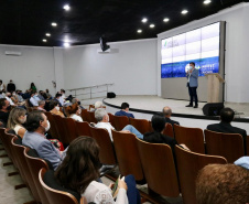 Foz do Iguaçu e Cascavel, no Oeste do Estado, agora têm representações locais da Invest Paraná, agência do promoção e prospecção de novos negócios e investimentos no Estado. A oficialização dessas novas representações foi feita pelo vice-governador Darci Piana nesta quinta-feira (4). Ele assinou termos de cooperação com representantes dos dois municípios.Foto: Camila Tonett