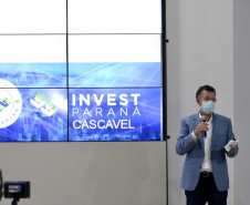 Foz do Iguaçu e Cascavel, no Oeste do Estado, agora têm representações locais da Invest Paraná, agência do promoção e prospecção de novos negócios e investimentos no Estado. A oficialização dessas novas representações foi feita pelo vice-governador Darci Piana nesta quinta-feira (4). Ele assinou termos de cooperação com representantes dos dois municípios.Foto: Camila Tonett