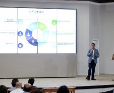 Foz do Iguaçu e Cascavel, no Oeste do Estado, agora têm representações locais da Invest Paraná, agência do promoção e prospecção de novos negócios e investimentos no Estado. A oficialização dessas novas representações foi feita pelo vice-governador Darci Piana nesta quinta-feira (4). Ele assinou termos de cooperação com representantes dos dois municípios.Foto: Camila Tonett