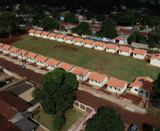 Vinte e cinco famílias que viviam em áreas de risco em Foz do Iguaçu receberam nesta sexta-feira (5) as chaves de novas moradias de graça. Elas foram beneficiadas por um projeto integrado do Governo do Paraná com a prefeitura e a Itapu Binacional que recebeu aproximadamente R$ 1,6 milhão de investimento da usina para o atendimento de pessoas em situação de vulnerabilidade social na cidade. (Foto: Prefeitura de Foz do Iguaçu)