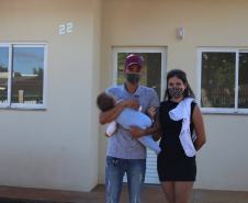 Vinte e cinco famílias que viviam em áreas de risco em Foz do Iguaçu receberam nesta sexta-feira (5) as chaves de novas moradias de graça. Elas foram beneficiadas por um projeto integrado do Governo do Paraná com a prefeitura e a Itapu Binacional que recebeu aproximadamente R$ 1,6 milhão de investimento da usina para o atendimento de pessoas em situação de vulnerabilidade social na cidade. (Foto: Prefeitura de Foz do Iguaçu)