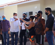 Vinte e cinco famílias que viviam em áreas de risco em Foz do Iguaçu receberam nesta sexta-feira (5) as chaves de novas moradias de graça. Elas foram beneficiadas por um projeto integrado do Governo do Paraná com a prefeitura e a Itapu Binacional que recebeu aproximadamente R$ 1,6 milhão de investimento da usina para o atendimento de pessoas em situação de vulnerabilidade social na cidade. (Foto: Prefeitura de Foz do Iguaçu)