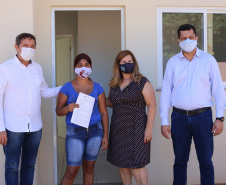 Vinte e cinco famílias que viviam em áreas de risco em Foz do Iguaçu receberam nesta sexta-feira (5) as chaves de novas moradias de graça. Elas foram beneficiadas por um projeto integrado do Governo do Paraná com a prefeitura e a Itapu Binacional que recebeu aproximadamente R$ 1,6 milhão de investimento da usina para o atendimento de pessoas em situação de vulnerabilidade social na cidade. (Foto: Prefeitura de Foz do Iguaçu)