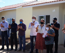 Vinte e cinco famílias que viviam em áreas de risco em Foz do Iguaçu receberam nesta sexta-feira (5) as chaves de novas moradias de graça. Elas foram beneficiadas por um projeto integrado do Governo do Paraná com a prefeitura e a Itapu Binacional que recebeu aproximadamente R$ 1,6 milhão de investimento da usina para o atendimento de pessoas em situação de vulnerabilidade social na cidade. (Foto: Prefeitura de Foz do Iguaçu)