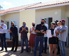 Vinte e cinco famílias que viviam em áreas de risco em Foz do Iguaçu receberam nesta sexta-feira (5) as chaves de novas moradias de graça. Elas foram beneficiadas por um projeto integrado do Governo do Paraná com a prefeitura e a Itapu Binacional que recebeu aproximadamente R$ 1,6 milhão de investimento da usina para o atendimento de pessoas em situação de vulnerabilidade social na cidade. (Foto: Prefeitura de Foz do Iguaçu)